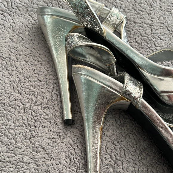 Guess WGBRYNN-T 8.5 Sparkly Strap Open Toe Pumps - Picture 7 of 8